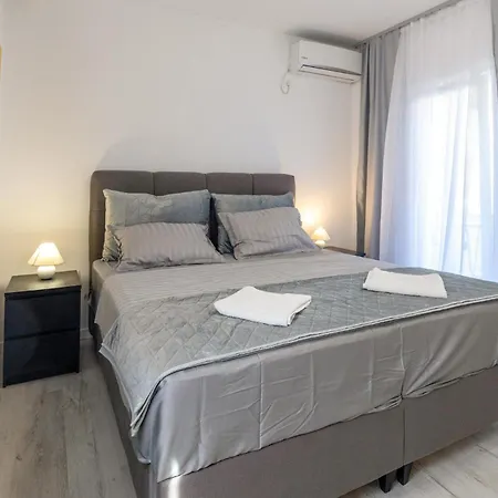 Lovely In With Kitchen Apartment *