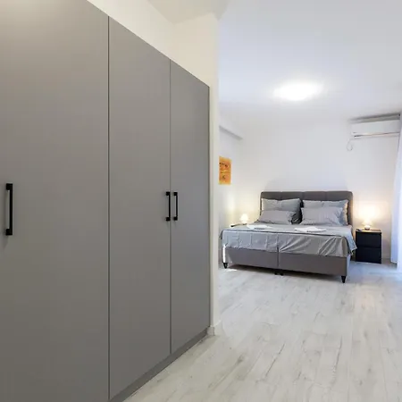 Lovely In With Kitchen Apartment *