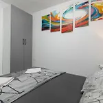 Lovely In With Wifi Apartman