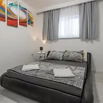 Lovely In With Wifi Apartman