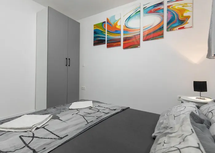 Lovely In With Wifi דירה