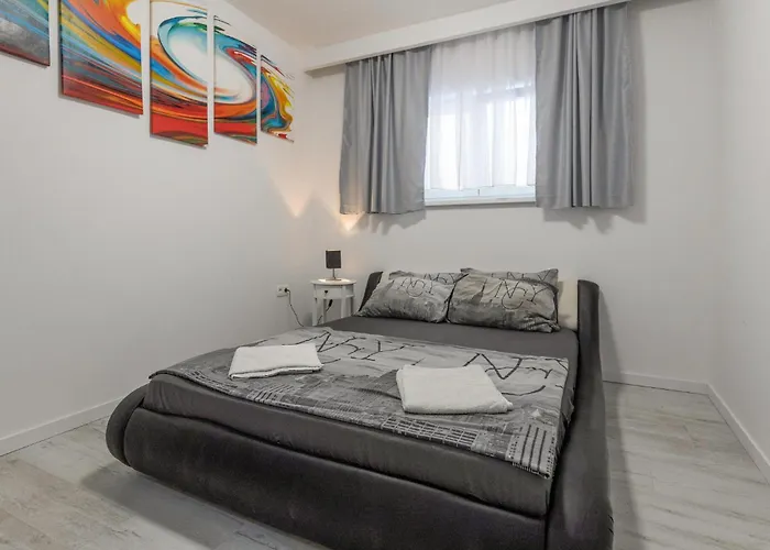 Lovely In With Wifi דירה